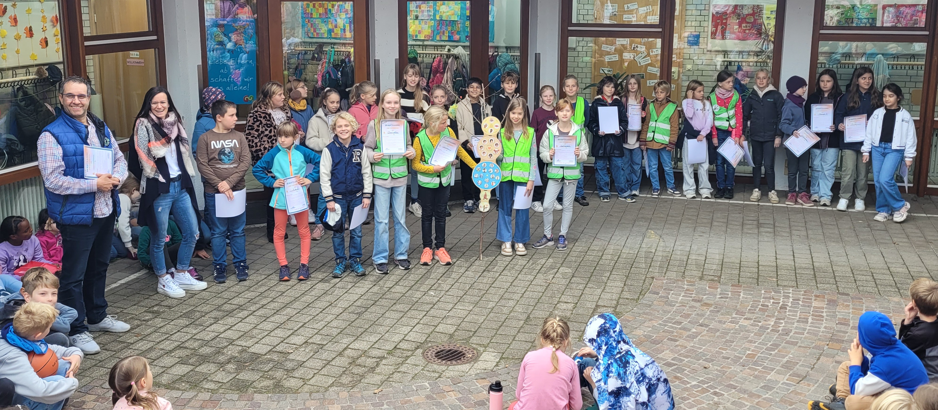 Foto mit den Pausenengeln, die ihre Urkunden in den Händen halten